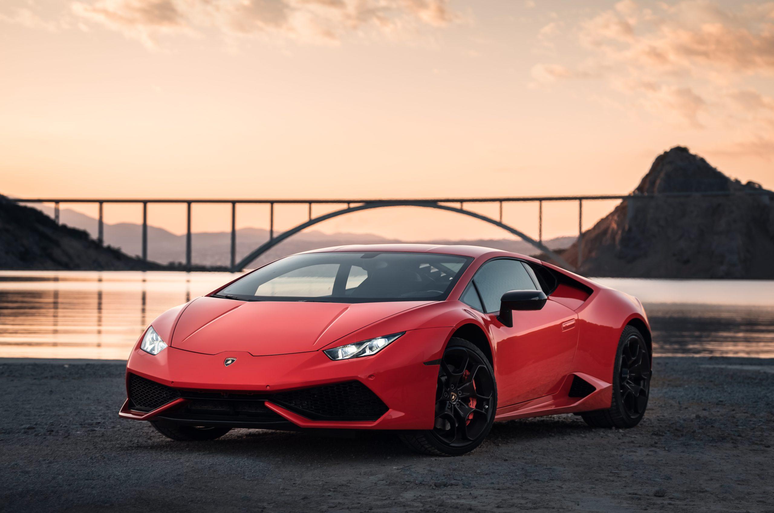 Profesionalna fotografija crvenog sportskog automobila s planinskom pozadinom – fotograf za vjenčanje Istra