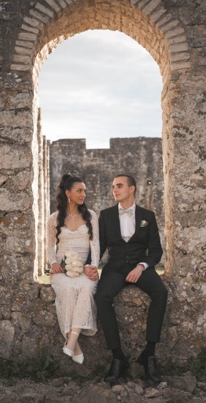 fotografiranje vjenčanja Istra - fotografija ruševina s parom u daljini