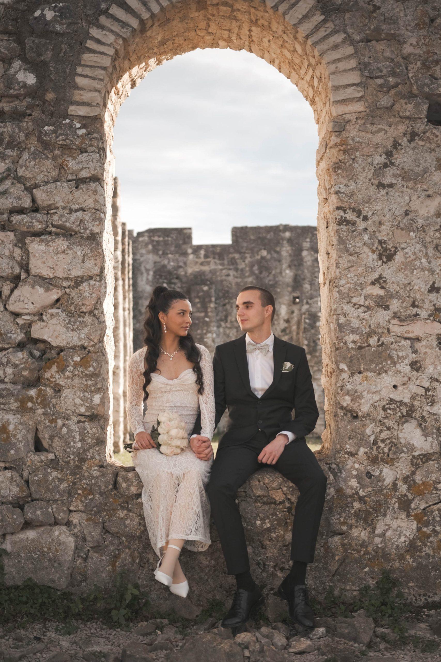 fotografiranje vjenčanja Istra - fotografija ruševina s parom u daljini