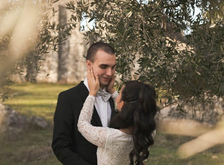 fotograf vjenčanja rijeka - Mladenka i mladoženja u prirodi s drvećem u pozadini