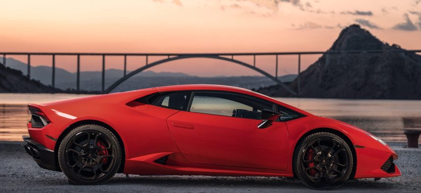 Crveni sportski automobil Lamborghini s bočnog kuta u profesionalnom photoshootingu – Valorem Media