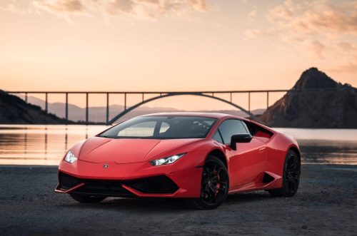 Profesionalna fotografija crvenog sportskog automobila s planinskom pozadinom – profesionalni fotograf istra