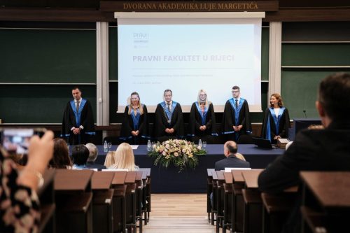 Grupa ljudi na formalnom okupljanju na pravnom fakultetu u Rijeci – Valorem Media