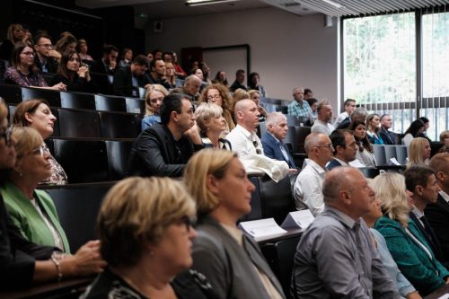 Ljudi sjede i prate prezentaciju – Valorem Media