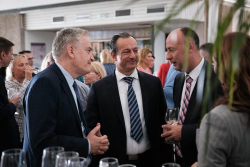 Grupa sudionika na otvorenom događaju – Valorem Media