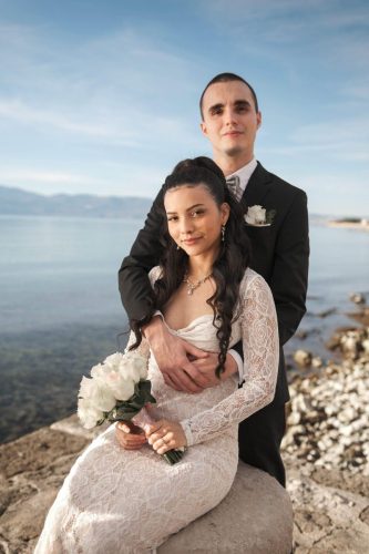 Mladenka i mladoženja na obali tijekom photoshootinga – wedding photographer Rijeka