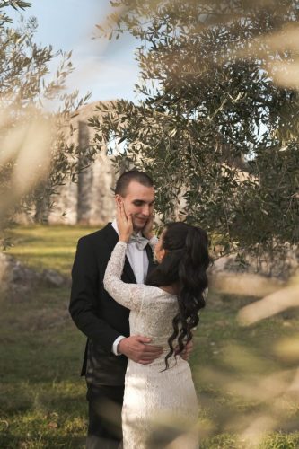 fotograf vjenčanja rijeka - Mladenka i mladoženja u prirodi s drvećem u pozadini