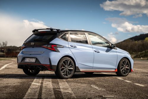 Sportski automobil parkiran uz planinski krajolik – profesionalni fotograf istra