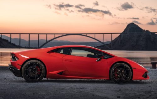 Crveni sportski automobil Lamborghini s bočnog kuta u profesionalnom photoshootingu – Valorem Media
