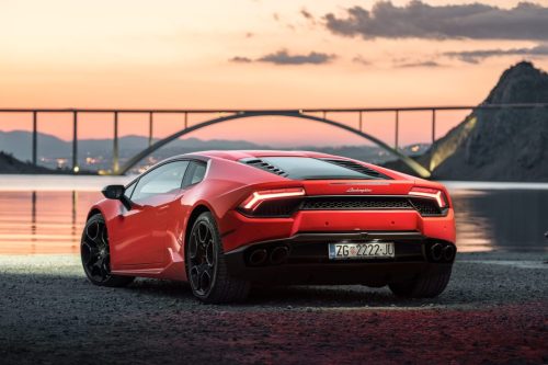 Pogled na stražnji dio crvenog sportskog automobila Lamborghinija uz zalazak sunca – profesionalni fotograf istra