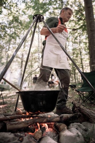 Kuhar priprema jela u lovačkom domuJelen Čavle – fotograf rijeka