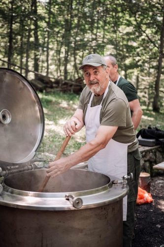 Kuhar miješa sastojke u lovačkom domuJelen Čavle – fotograf Istra