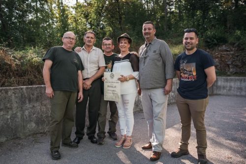 Profesionalna fotografija grupe ljudi u lovačkom domu Jelen Čavle – Valorem Media Rijeka
