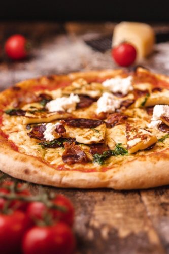 fotografiranje restorana Rijeka - pizza na drvenoj ploči u Rijeci