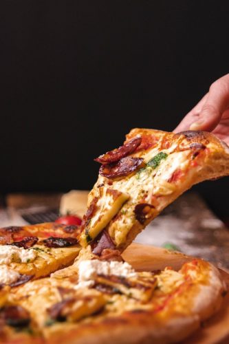 fotografiranje barova Kvarner - pizza s domaćim sirom na Kvarneru