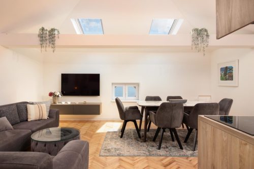 Fotografiranje interijera apartmana s modernom rasvjetom