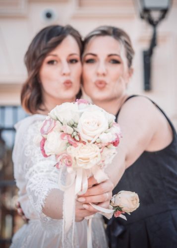 Profesionalna fotografija mladenke s buketom na otvorenom s prijateljicom u Rijeci