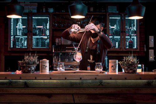 Profesionalno fotografiranje šanka i barmena u restoranu u Rijeci – Valorem Media